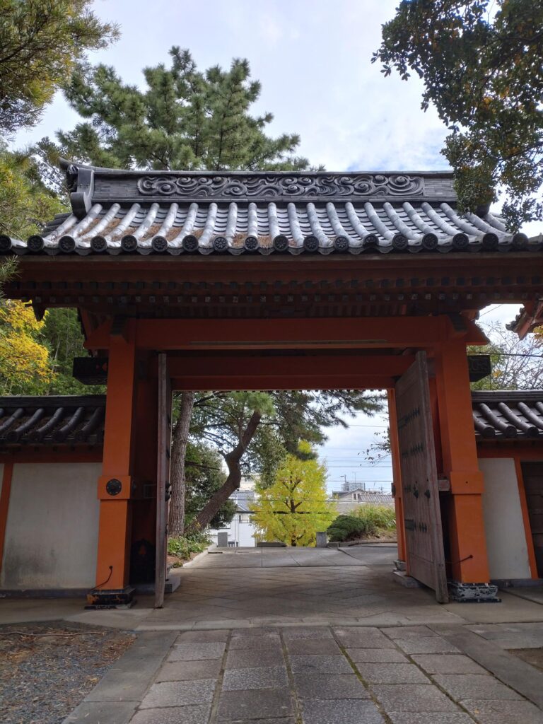 現在の画像に代替テキストがありません。ファイル名: 山門２-rotated.jpg