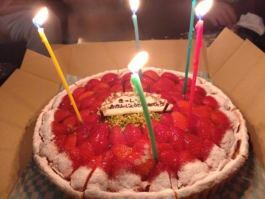 現在の画像に代替テキストがありません。ファイル名: お誕生日ケーキ.jpg